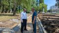 Осмотрели ход работ по благоустройству территорию в районе «Золушки» на проспекте Героев
