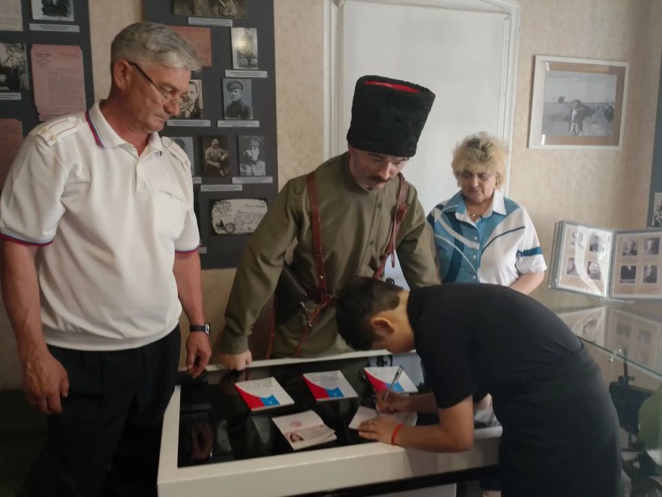 В стенах музея имени Чапаева юные пугачёвцы получили свои первые паспорта В стенах музея имени Чапаева юные пугачёвцы получили свои первые паспорта