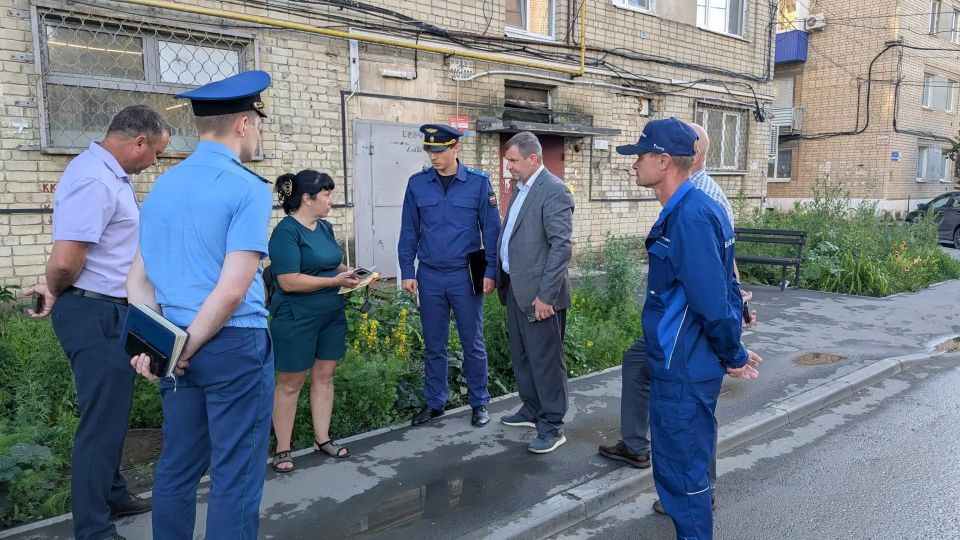 Сегодня вечером вместе с прокурором города Балаково Олегом Гридневым провели совещание на месте восстановительных работ на канализационном коллекторе на улице Вокзальной Сегодня вечером вместе с прокурором города Балаково Олегом Гридневым провели совещание на месте восстановительных работ на канализационном коллекторе на улице Вокзальной