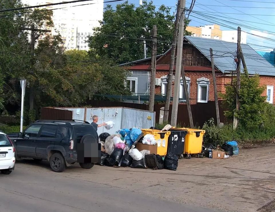 За несанкционированный выброс мусора в Энгельсе составляют административные протоколы За несанкционированный выброс мусора в Энгельсе составляют административные протоколы