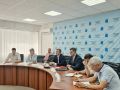 В Правительстве области в режиме видеоконференцсвязи под председательством министра внутренней региональной и муниципальной политики Александра Милованова прошло рабочее совещание с главами муниципальных районов и округов