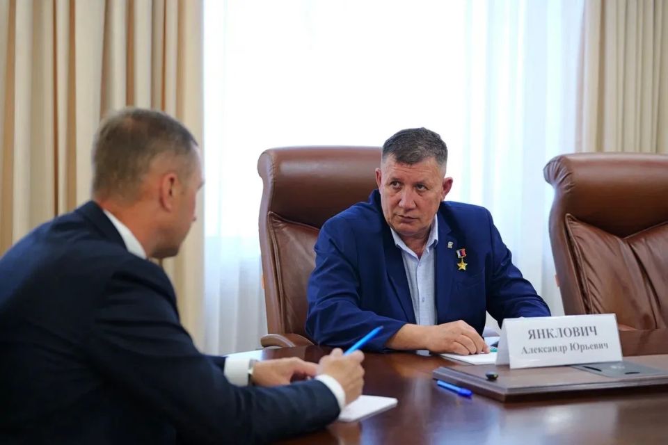 Роман Бусаргин: С депутатом областной думы от партии «Единая Россия», Героем России Александром Янкловичем обсудили несколько важных направлений работы Роман Бусаргин: С депутатом областной думы от партии «Единая Россия», Героем России Александром Янкловичем обсудили несколько важных направлений работы