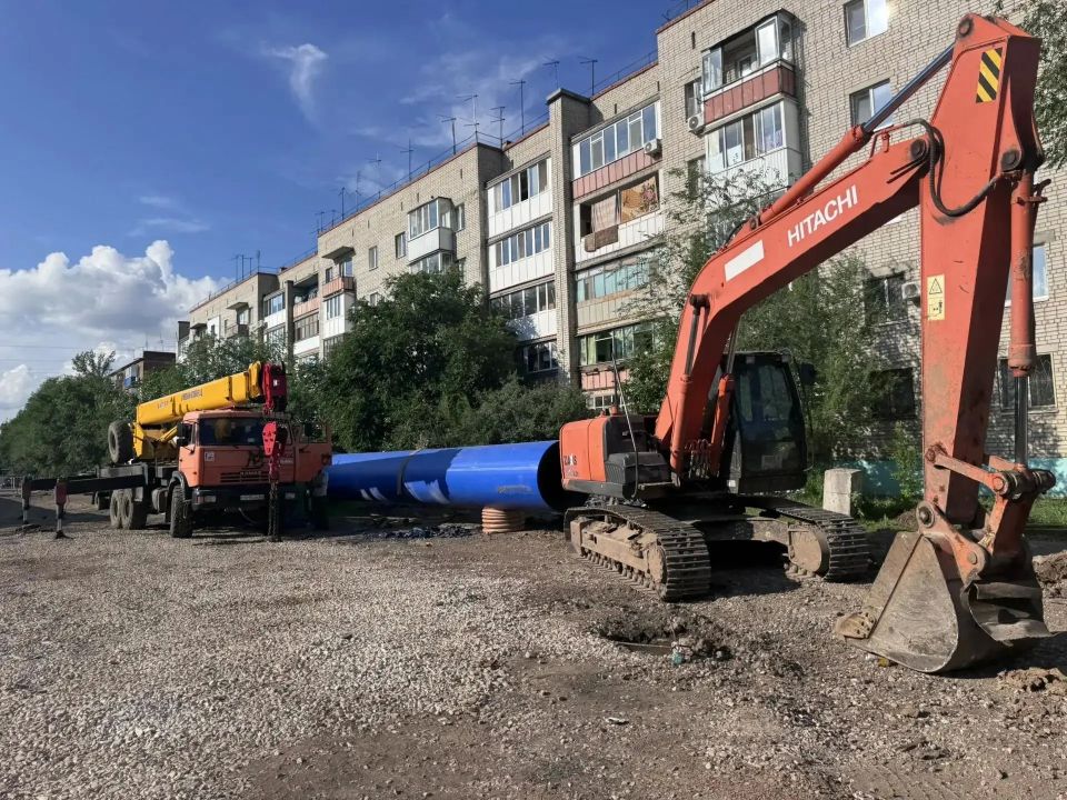 Накануне вечером провёл рабочее совещание с ответственными руководителями администрации, профильными специалистами и представителями подрядной организации на месте работ по капитальному ремонту самотечного коллектора Накануне вечером провёл рабочее совещание с ответственными руководителями администрации, профильными специалистами и представителями подрядной организации на месте работ по капитальному ремонту самотечного коллектора