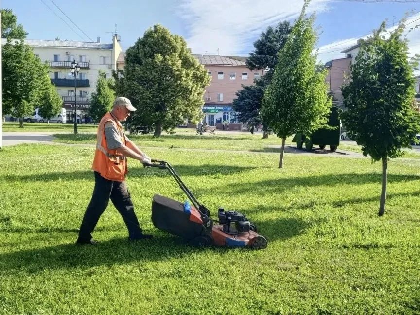 Продолжаются работы по благоустройству Продолжаются работы по благоустройству