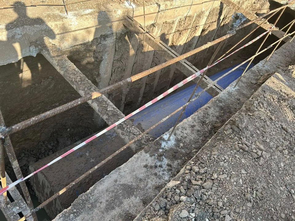 Накануне вечером провёл рабочее совещание с ответственными руководителями администрации, профильными специалистами и представителями подрядной организации на месте работ по капитальному ремонту самотечного коллектора Накануне вечером провёл рабочее совещание с ответственными руководителями администрации, профильными специалистами и представителями подрядной организации на месте работ по капитальному ремонту самотечного коллектора