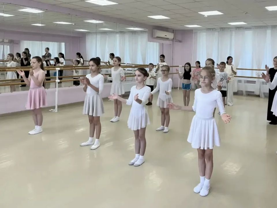 Летние творческие площадки встречают юных горожан насыщенной программой Летние творческие площадки встречают юных горожан насыщенной программой