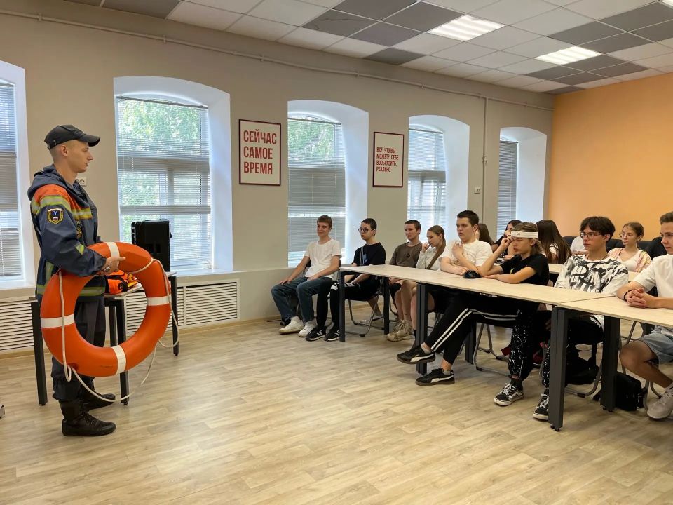 Сотрудники службы спасения Саратовской области продолжают проводить обучающие занятия по безопасности на воде и оказанию первой помощи Сотрудники службы спасения Саратовской области продолжают проводить обучающие занятия по безопасности на воде и оказанию первой помощи