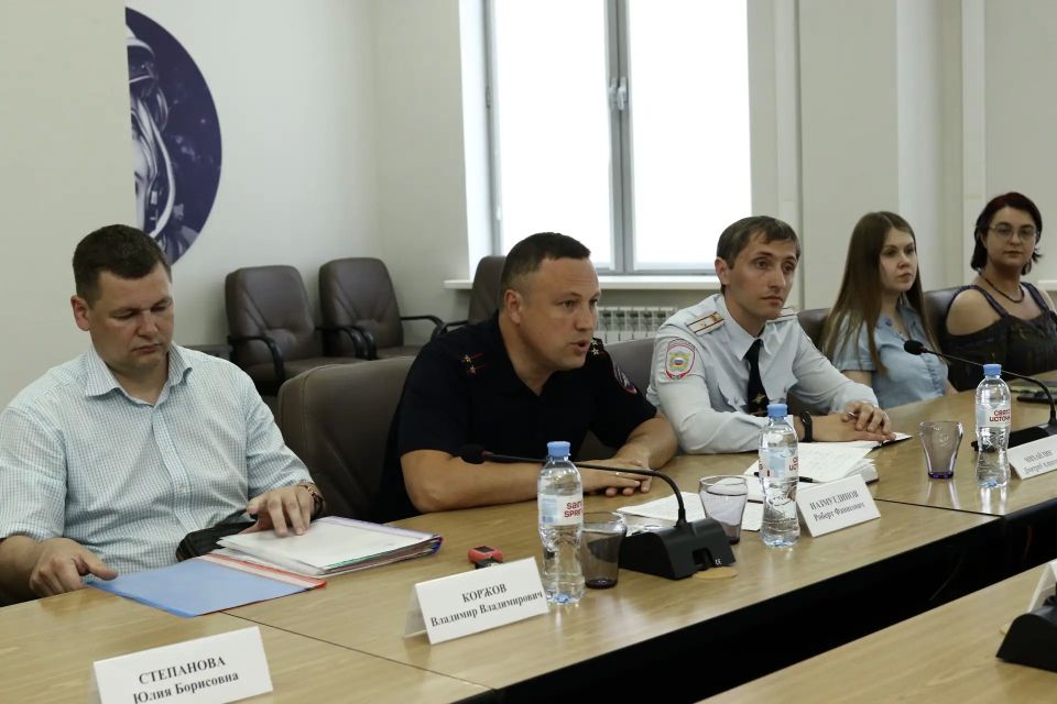 В Саратове полицейские стали участниками круглого стола по вопросам миграции В Саратове полицейские стали участниками круглого стола по вопросам миграции