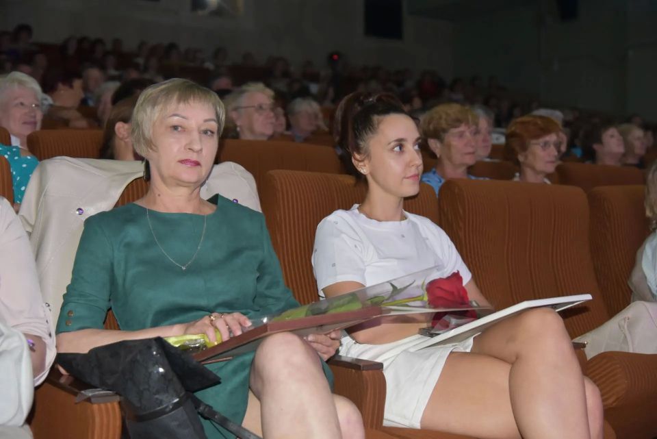 В преддверии праздника Дня медицинского работника вместе с депутатом Саратовской областной Думы Антониной Галяшкиной наградили наших специалистов, работающих в системе здравоохранения Балаковского района В преддверии праздника Дня медицинского работника вместе с депутатом Саратовской областной Думы Антониной Галяшкиной наградили наших специалистов, работающих в системе здравоохранения Балаковского района