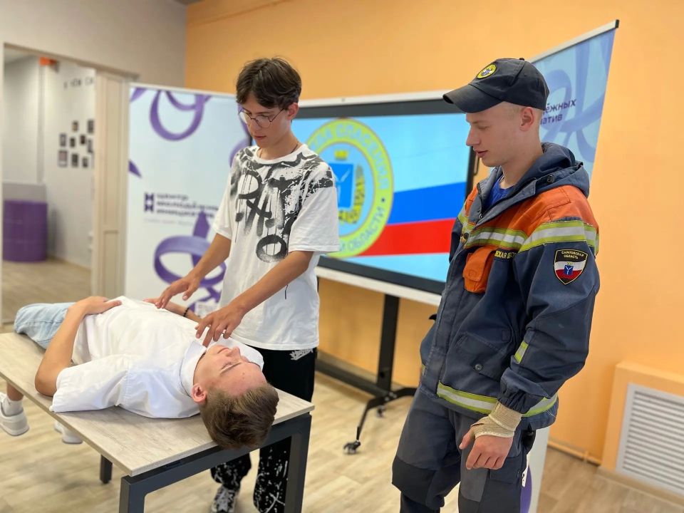 Сотрудники службы спасения Саратовской области продолжают проводить обучающие занятия по безопасности на воде и оказанию первой помощи Сотрудники службы спасения Саратовской области продолжают проводить обучающие занятия по безопасности на воде и оказанию первой помощи