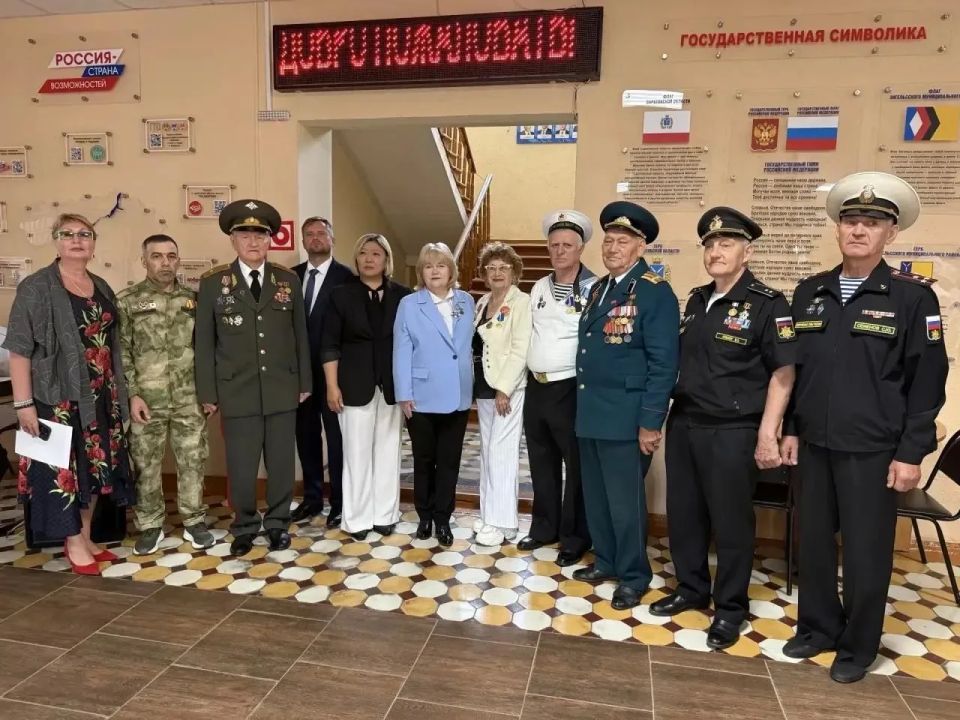 17 июня в медицинском колледже г. Энгельса произошло знаменательное событие - торжественная передача на вечное хранение копии Знамени Победы, копии Иконы Святых праведников и открытие класса - музея 17 июня в медицинском колледже г. Энгельса произошло знаменательное событие - торжественная передача на вечное хранение копии Знамени Победы, копии Иконы Святых праведников и открытие класса - музея