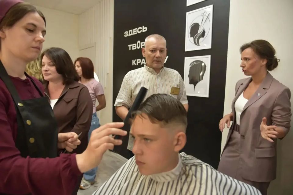 Заместитель председателя Государственной Думы Анна Кузнецова вместе с депутатом Саратовской областной Думы Антониной Галяшкиной посетили Балаковский центр социальной помощи семье и детям «Семья» Заместитель председателя Государственной Думы Анна Кузнецова вместе с депутатом Саратовской областной Думы Антониной Галяшкиной посетили Балаковский центр социальной помощи семье и детям «Семья»