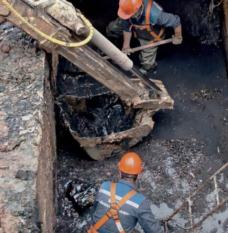 На улице Студенческой в Энгельсе специалисты МУП «Энгельс-Водоканал» провели обслуживание важного сооружения городской системы водоотведения На улице Студенческой в Энгельсе специалисты МУП «Энгельс-Водоканал» провели обслуживание важного сооружения городской системы водоотведения
