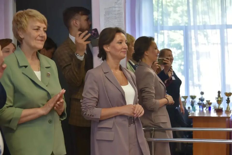 Заместитель председателя Государственной Думы Анна Кузнецова вместе с депутатом Саратовской областной Думы Антониной Галяшкиной посетили Балаковский центр социальной помощи семье и детям «Семья» Заместитель председателя Государственной Думы Анна Кузнецова вместе с депутатом Саратовской областной Думы Антониной Галяшкиной посетили Балаковский центр социальной помощи семье и детям «Семья»
