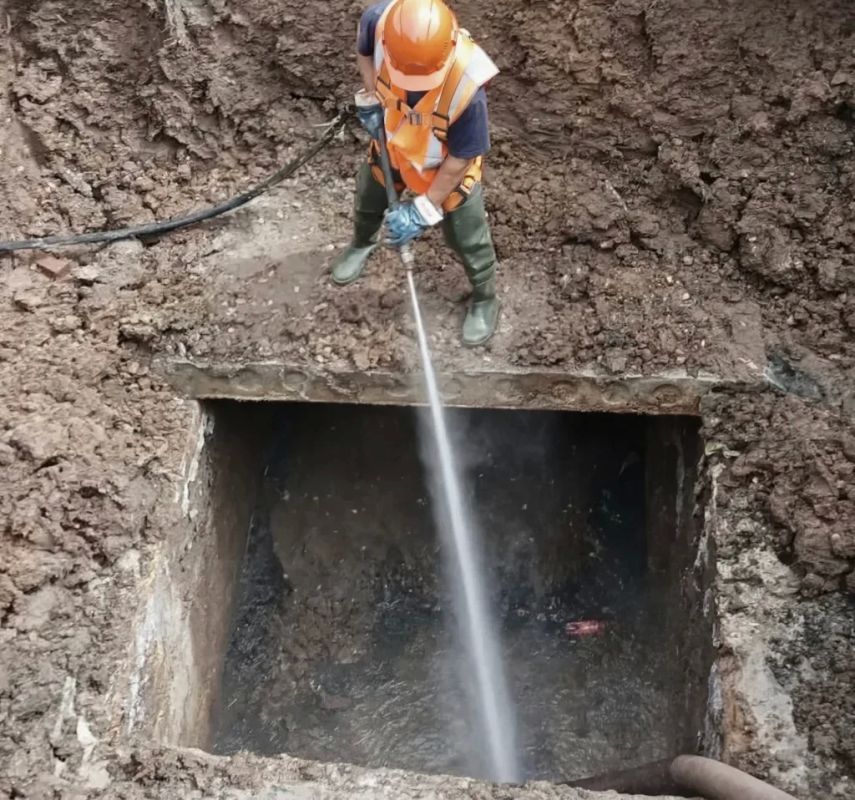 На улице Студенческой в Энгельсе специалисты МУП «Энгельс-Водоканал» провели обслуживание важного сооружения городской системы водоотведения На улице Студенческой в Энгельсе специалисты МУП «Энгельс-Водоканал» провели обслуживание важного сооружения городской системы водоотведения