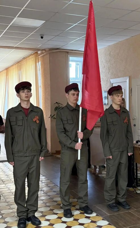 17 июня в медицинском колледже г. Энгельса произошло знаменательное событие - торжественная передача на вечное хранение копии Знамени Победы, копии Иконы Святых праведников и открытие класса - музея 17 июня в медицинском колледже г. Энгельса произошло знаменательное событие - торжественная передача на вечное хранение копии Знамени Победы, копии Иконы Святых праведников и открытие класса - музея
