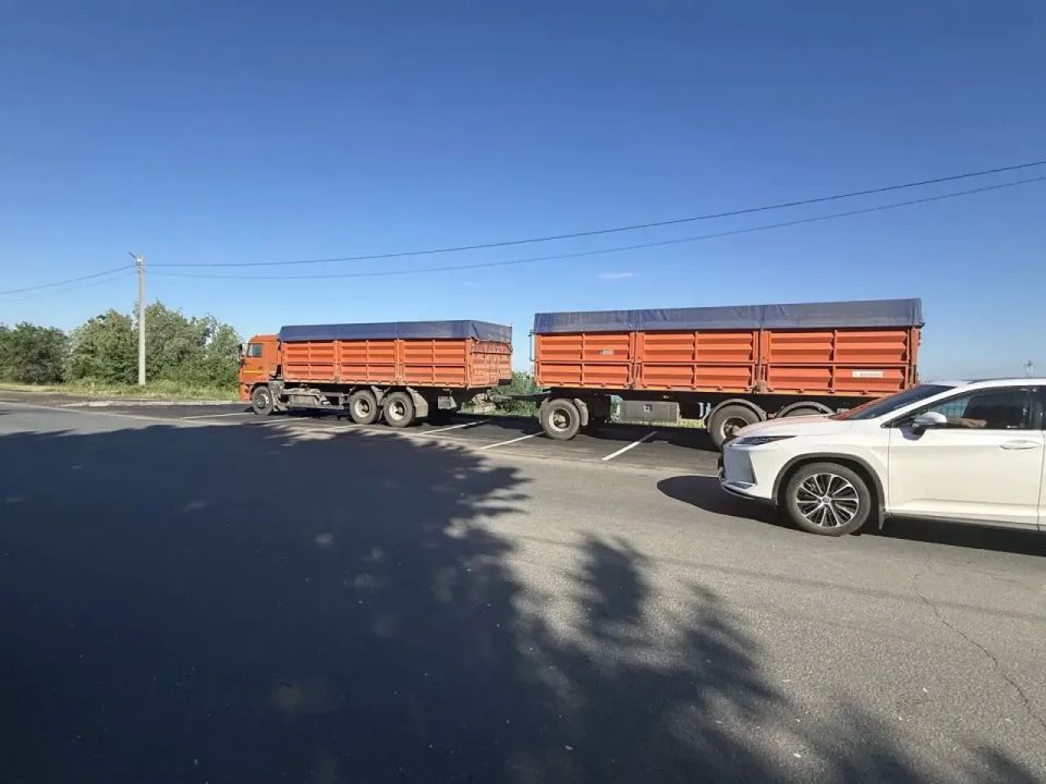На парковке у пляжа в 7 микрорайоне начали оставлять грузовые автомобили На парковке у пляжа в 7 микрорайоне начали оставлять грузовые автомобили