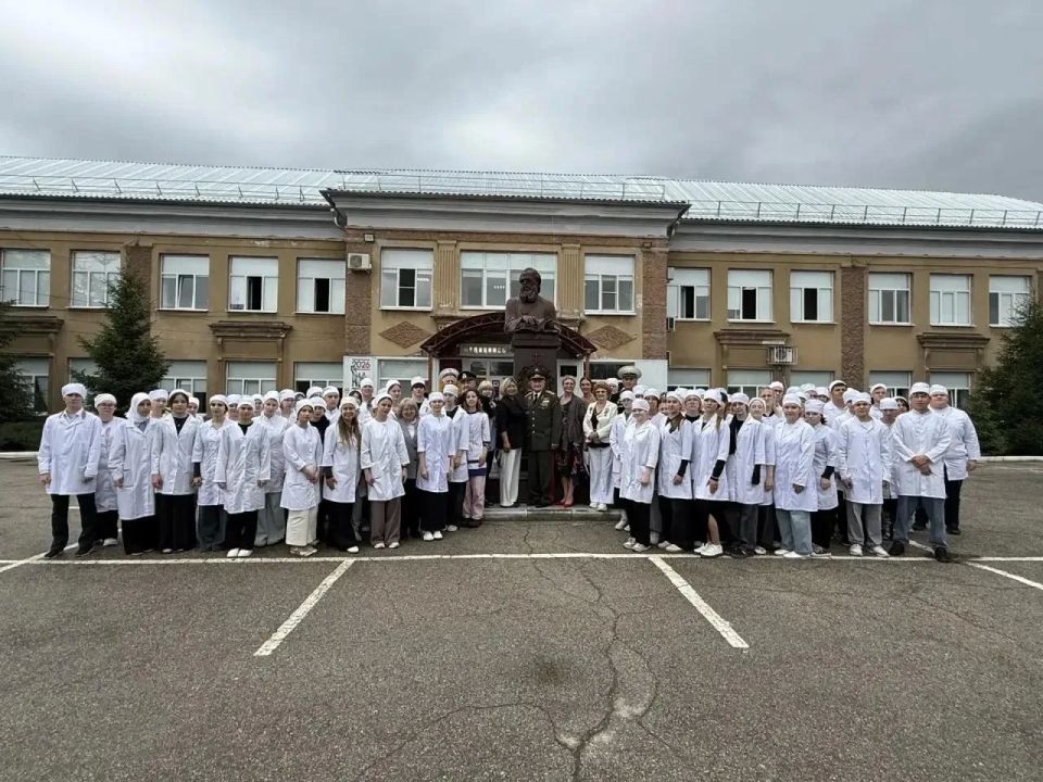 17 июня в медицинском колледже г. Энгельса произошло знаменательное событие - торжественная передача на вечное хранение копии Знамени Победы, копии Иконы Святых праведников и открытие класса - музея 17 июня в медицинском колледже г. Энгельса произошло знаменательное событие - торжественная передача на вечное хранение копии Знамени Победы, копии Иконы Святых праведников и открытие класса - музея