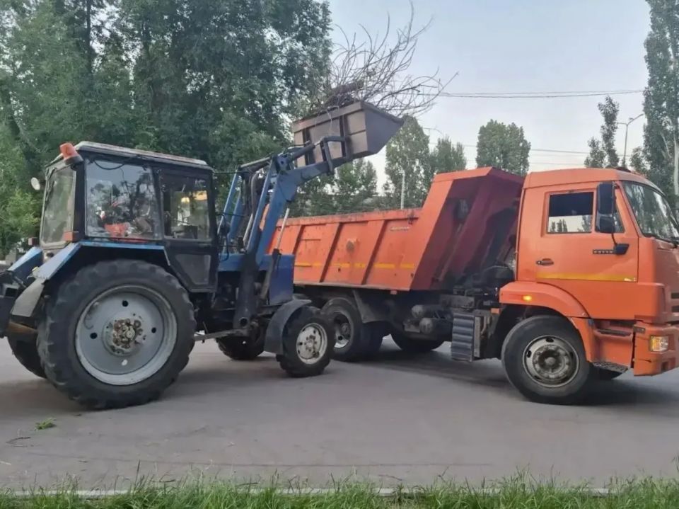 Продолжаются работы по благоустройству Продолжаются работы по благоустройству