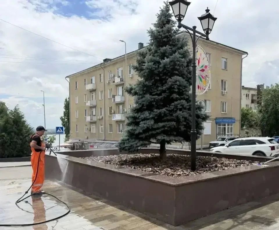 Продолжаются работы по благоустройству Продолжаются работы по благоустройству