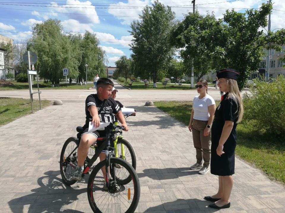 В рамках акции «Каникулы с Общественным советом» член Общественного совета при О МВД России по Краснокутскому району Ирина Зверева и участковый уполномоченный полиции провели на улицах города Красный Кут профилактическое... В рамках акции «Каникулы с Общественным советом» член Общественного совета при О МВД России по Краснокутскому району Ирина Зверева и участковый уполномоченный полиции провели на улицах города Красный Кут профилактическое...
