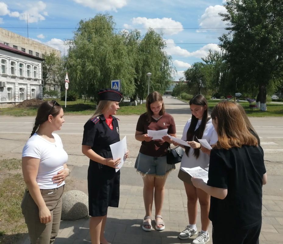 В рамках акции «Каникулы с Общественным советом» член Общественного совета при О МВД России по Краснокутскому району Ирина Зверева и участковый уполномоченный полиции провели на улицах города Красный Кут профилактическое...