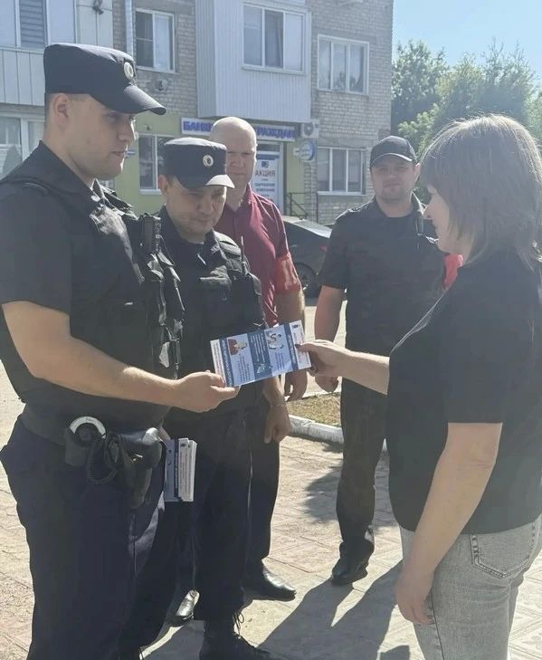 Полицейские и дружинники напомнили жителям Аркадака о правилах общения с незнакомцами Полицейские и дружинники напомнили жителям Аркадака о правилах общения с незнакомцами