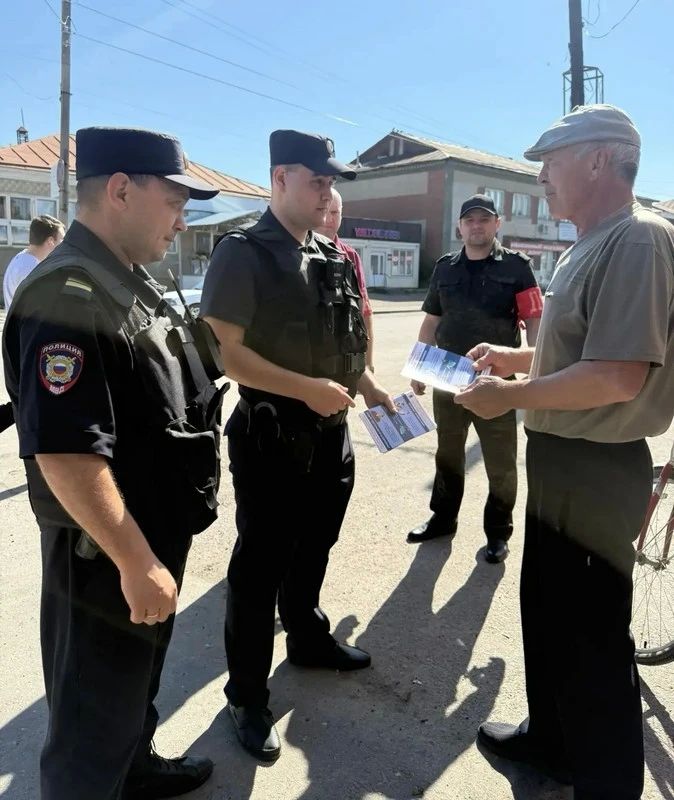 Полицейские и дружинники напомнили жителям Аркадака о правилах общения с незнакомцами Полицейские и дружинники напомнили жителям Аркадака о правилах общения с незнакомцами