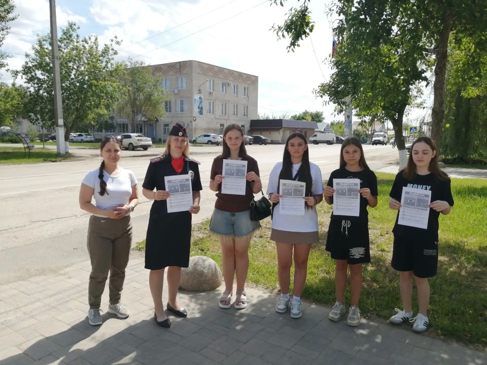В рамках акции «Каникулы с Общественным советом» член Общественного совета при О МВД России по Краснокутскому району Ирина Зверева и участковый уполномоченный полиции провели на улицах города Красный Кут профилактическое... В рамках акции «Каникулы с Общественным советом» член Общественного совета при О МВД России по Краснокутскому району Ирина Зверева и участковый уполномоченный полиции провели на улицах города Красный Кут профилактическое...