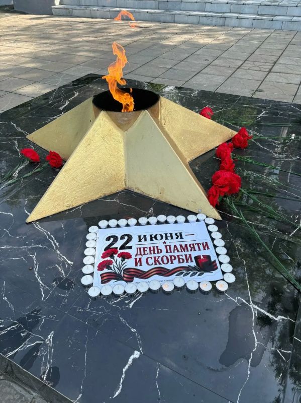 В рамках патриотической акции «Никто не забыт, ничто не забыто», приуроченной ко Дню памяти и скорби, сотрудники полиции МО МВД России «Новоузенский» совместно с ребятами из отряда ЮДП и членом Общественного совета при МО... В рамках патриотической акции «Никто не забыт, ничто не забыто», приуроченной ко Дню памяти и скорби, сотрудники полиции МО МВД России «Новоузенский» совместно с ребятами из отряда ЮДП и членом Общественного совета при МО...