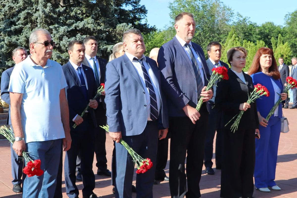 Депутаты городской Думы почтили память отдавших свои жизни за Родину Депутаты городской Думы почтили память отдавших свои жизни за Родину