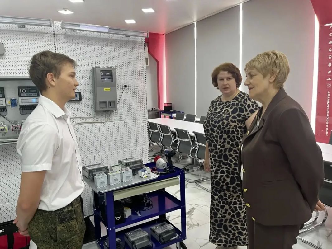 В Балаково посетила Губернаторский колледж, где ознакомилась с материально-технической базой учреждения и пообщалась со студентами и преподавателями В Балаково посетила Губернаторский колледж, где ознакомилась с материально-технической базой учреждения и пообщалась со студентами и преподавателями