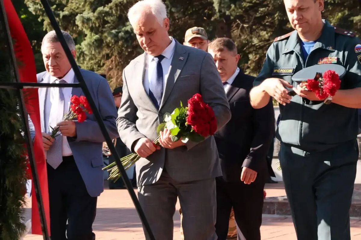 В День памяти и скорби депутаты Саратовской областной Думы во главе со спикером Алексеем Антоновым возложили цветы к Вечному огню в Парке Победы и к памятнику «Воину-освободителю» на Воскресенском кладбище В День памяти и скорби депутаты Саратовской областной Думы во главе со спикером Алексеем Антоновым возложили цветы к Вечному огню в Парке Победы и к памятнику «Воину-освободителю» на Воскресенском кладбище