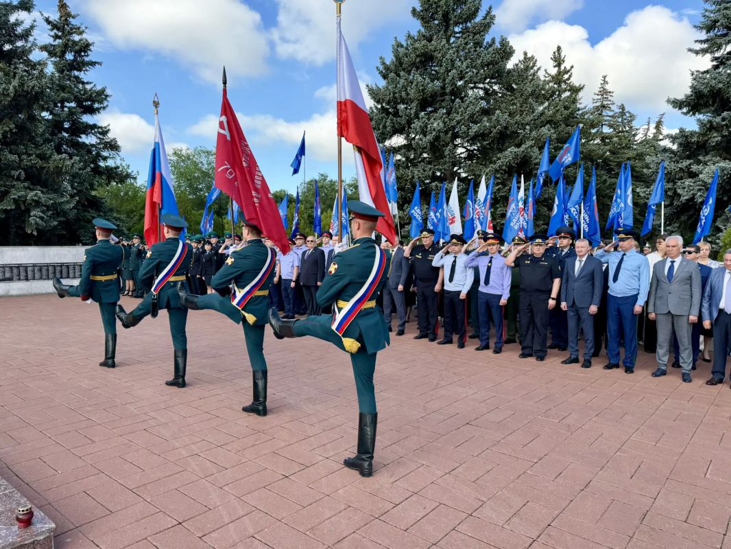 В День памяти и скорби руководитель и сотрудники следственного управления почтили память павших в годы Великой Отечественной войны В День памяти и скорби руководитель и сотрудники следственного управления почтили память павших в годы Великой Отечественной войны