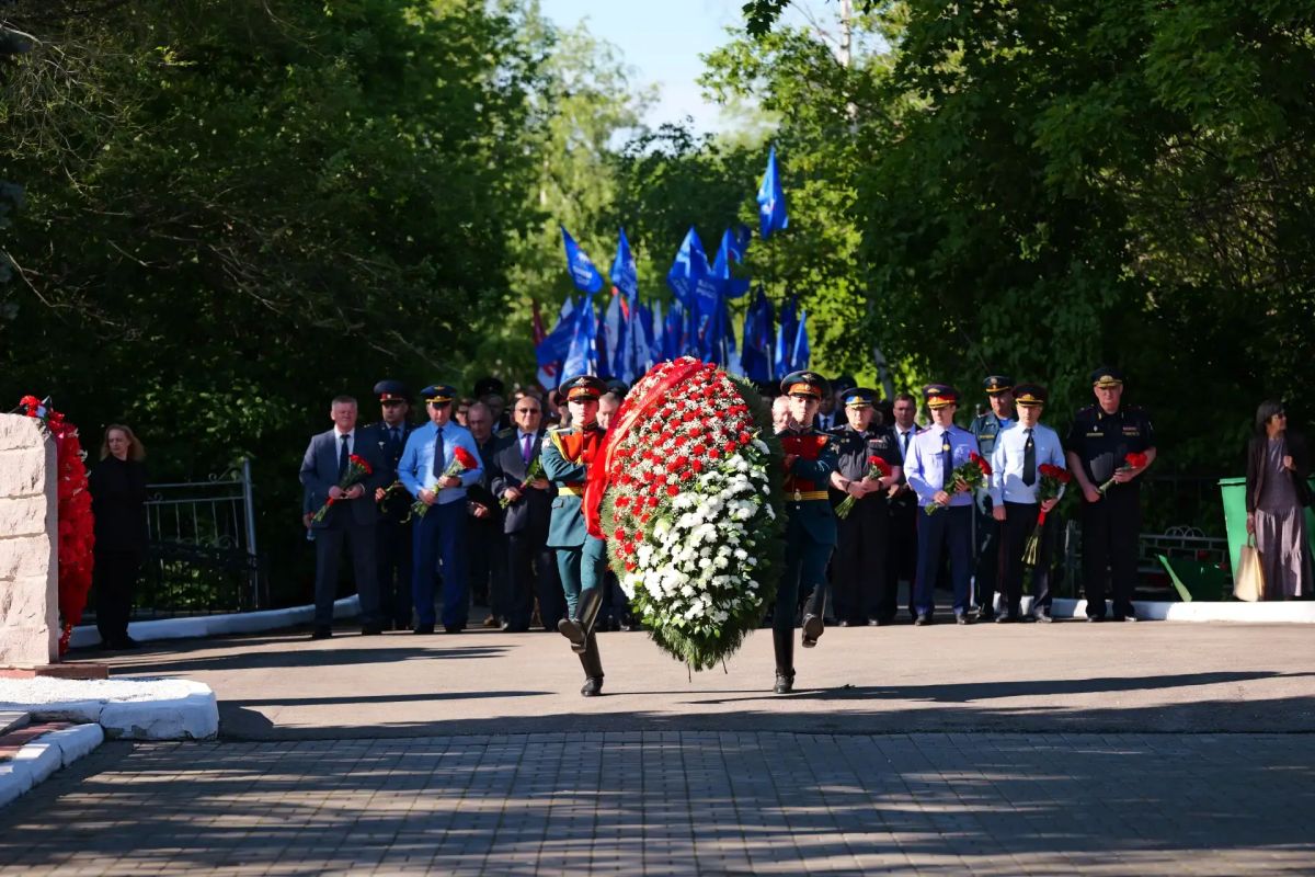 "Саратов помнит": в Парке Победы на рассвете зажгли "свечи памяти" "Саратов помнит": в Парке Победы на рассвете зажгли "свечи памяти"