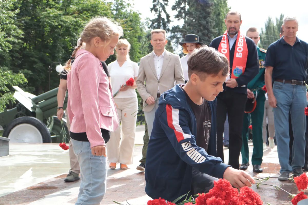 В день памяти и скорби балаковцы возложили цветы В день памяти и скорби балаковцы возложили цветы