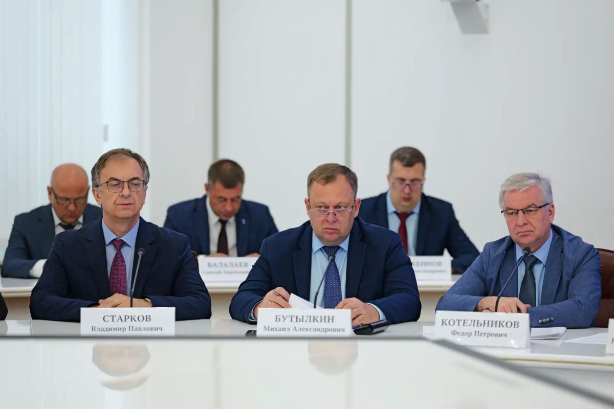 Губернатор Саратовской области Роман Бусаргин провел постоянно действующее совещание с зампредами Правительства, министрами и руководителями ведомств, а также главами районов Губернатор Саратовской области Роман Бусаргин провел постоянно действующее совещание с зампредами Правительства, министрами и руководителями ведомств, а также главами районов