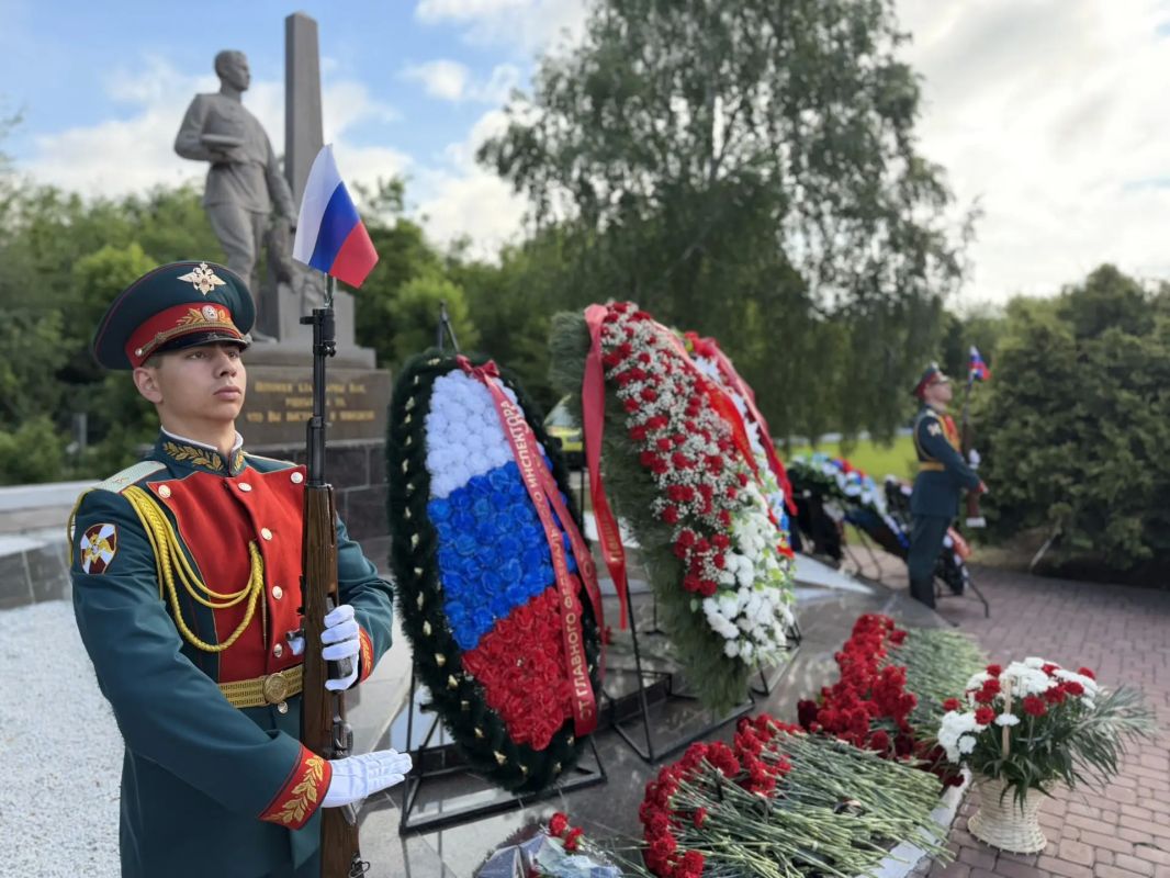 В День памяти и скорби руководитель и сотрудники следственного управления почтили память павших в годы Великой Отечественной войны В День памяти и скорби руководитель и сотрудники следственного управления почтили память павших в годы Великой Отечественной войны