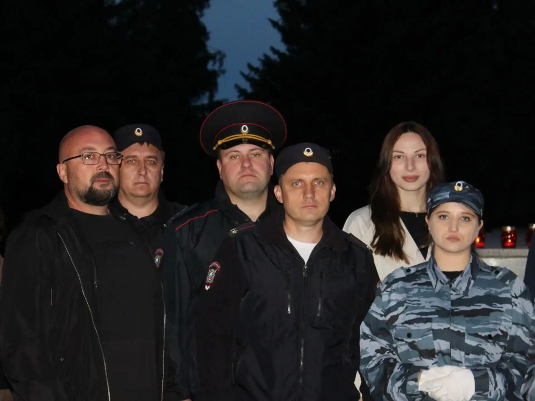 В Балашове члены Общественного совета, сотрудники полиции и участники общественного движения «Юный друг полиции» почтили память павших в годы Великой Отечественной войны В Балашове члены Общественного совета, сотрудники полиции и участники общественного движения «Юный друг полиции» почтили память павших в годы Великой Отечественной войны
