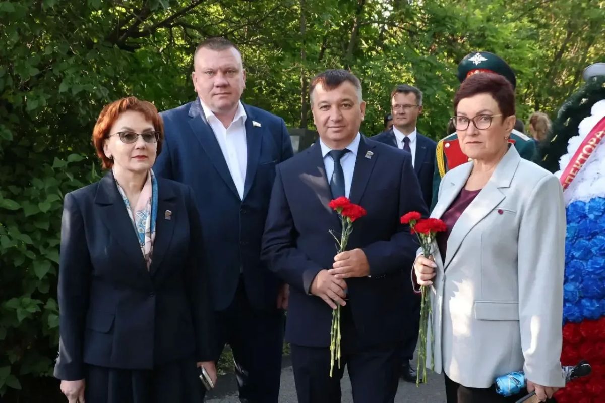 В День памяти и скорби депутаты Саратовской областной Думы во главе со спикером Алексеем Антоновым возложили цветы к Вечному огню в Парке Победы и к памятнику «Воину-освободителю» на Воскресенском кладбище В День памяти и скорби депутаты Саратовской областной Думы во главе со спикером Алексеем Антоновым возложили цветы к Вечному огню в Парке Победы и к памятнику «Воину-освободителю» на Воскресенском кладбище