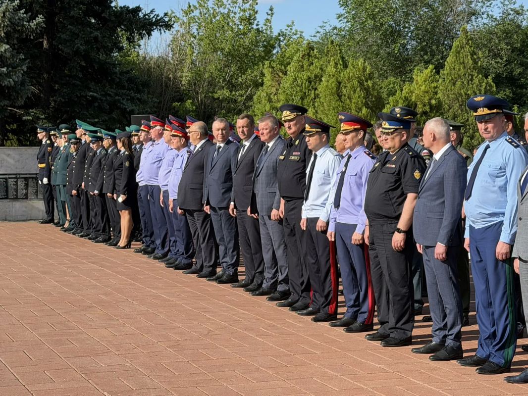 В День памяти и скорби руководитель и сотрудники следственного управления почтили память павших в годы Великой Отечественной войны В День памяти и скорби руководитель и сотрудники следственного управления почтили память павших в годы Великой Отечественной войны