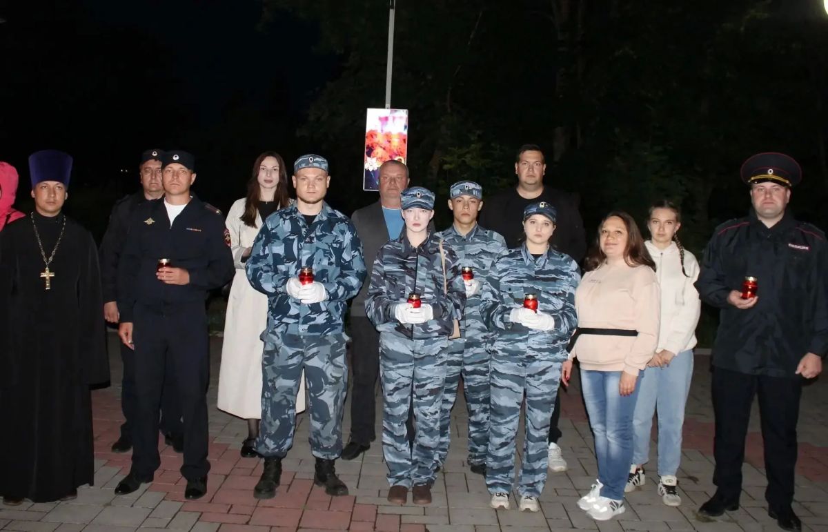 В Балашове члены Общественного совета, сотрудники полиции и участники общественного движения «Юный друг полиции» почтили память павших в годы Великой Отечественной войны В Балашове члены Общественного совета, сотрудники полиции и участники общественного движения «Юный друг полиции» почтили память павших в годы Великой Отечественной войны