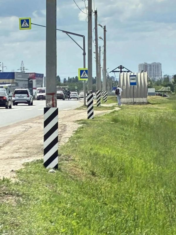 Сотрудники МБУ «Энгельсгорсвет» установили 36 светоотражающих знаков «зебра» Сотрудники МБУ «Энгельсгорсвет» установили 36 светоотражающих знаков «зебра»