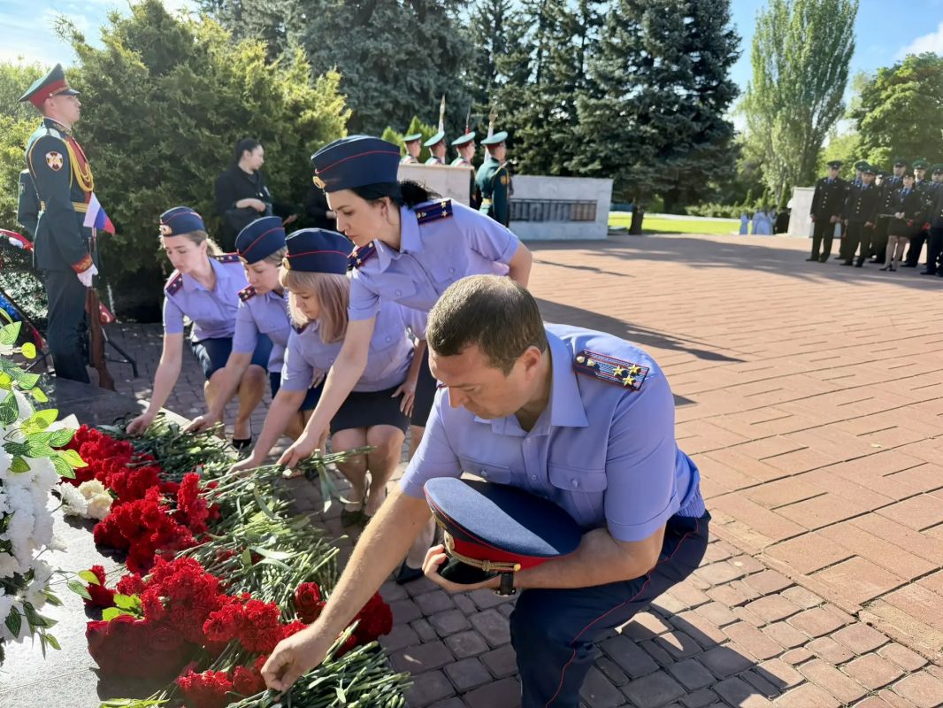В День памяти и скорби руководитель и сотрудники следственного управления почтили память павших в годы Великой Отечественной войны В День памяти и скорби руководитель и сотрудники следственного управления почтили память павших в годы Великой Отечественной войны
