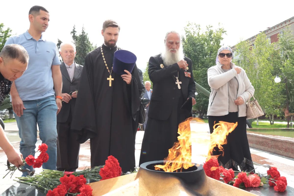 В день памяти и скорби балаковцы возложили цветы В день памяти и скорби балаковцы возложили цветы