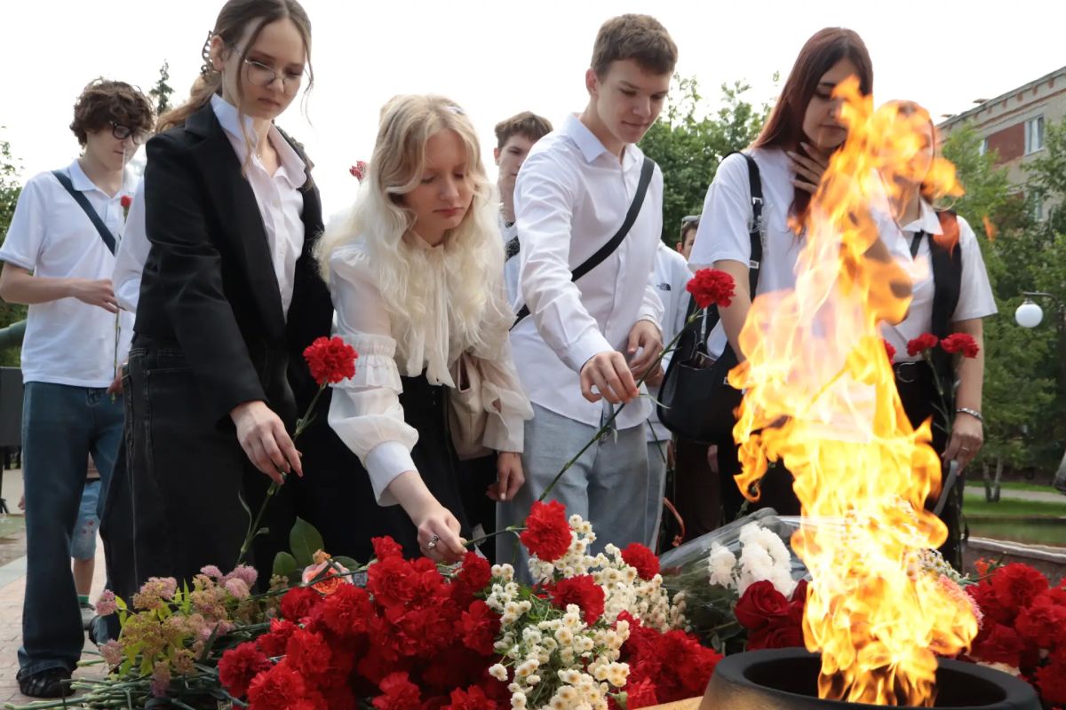 В день памяти и скорби балаковцы возложили цветы В день памяти и скорби балаковцы возложили цветы