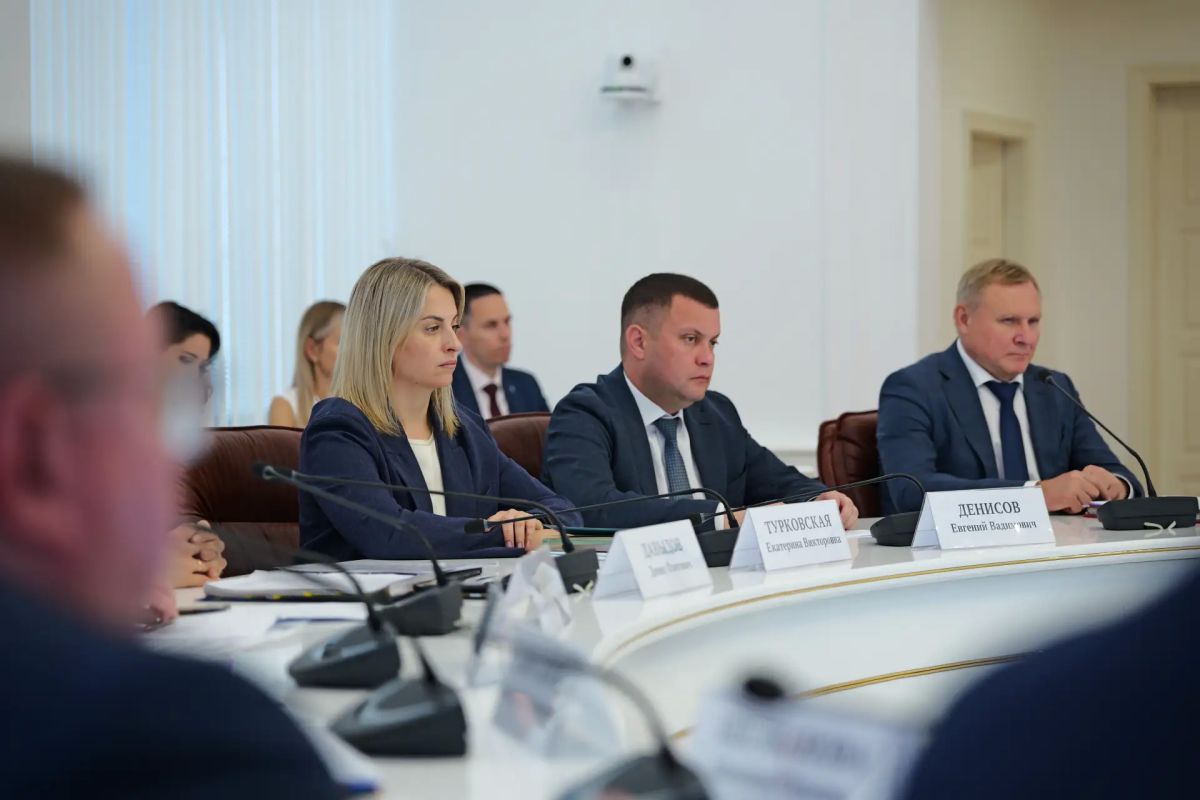 Губернатор Саратовской области Роман Бусаргин провел постоянно действующее совещание с зампредами Правительства, министрами и руководителями ведомств, а также главами районов Губернатор Саратовской области Роман Бусаргин провел постоянно действующее совещание с зампредами Правительства, министрами и руководителями ведомств, а также главами районов