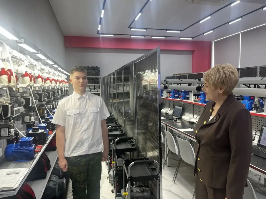 В Балаково посетила Губернаторский колледж, где ознакомилась с материально-технической базой учреждения и пообщалась со студентами и преподавателями В Балаково посетила Губернаторский колледж, где ознакомилась с материально-технической базой учреждения и пообщалась со студентами и преподавателями