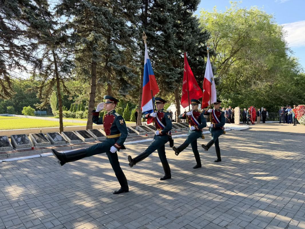 В День памяти и скорби руководитель и сотрудники следственного управления почтили память павших в годы Великой Отечественной войны В День памяти и скорби руководитель и сотрудники следственного управления почтили память павших в годы Великой Отечественной войны