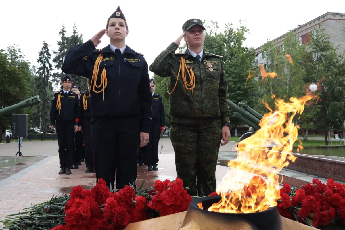 В день памяти и скорби балаковцы возложили цветы В день памяти и скорби балаковцы возложили цветы